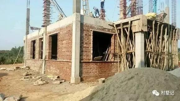 帶旋轉樓梯的二層農(nóng)村別墅，引眾人參觀（附實拍）