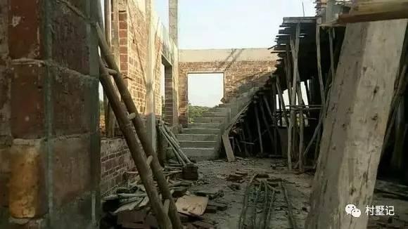 帶旋轉樓梯的二層農(nóng)村別墅，引眾人參觀（附實拍）