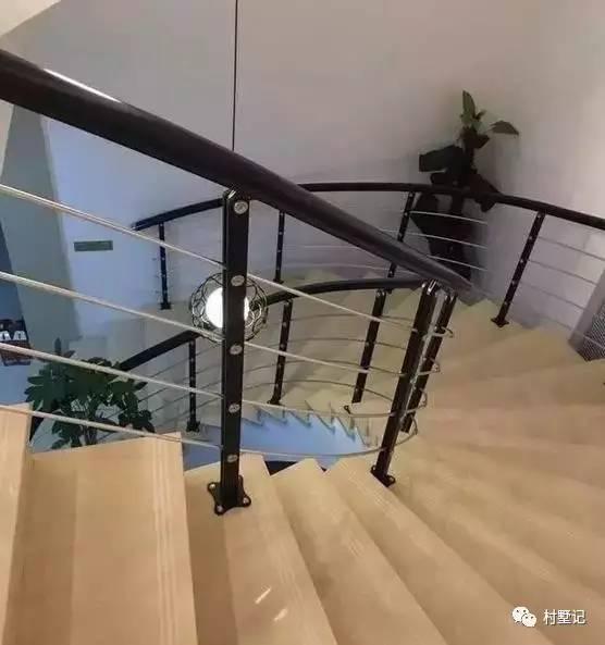 帶旋轉樓梯的二層農(nóng)村別墅，引眾人參觀（附實拍）