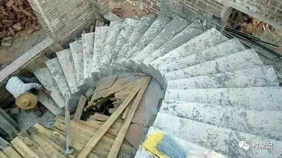 帶旋轉樓梯的二層農(nóng)村別墅，引眾人參觀（附實拍）