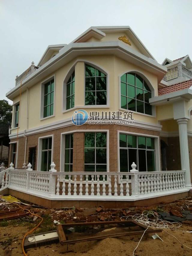 這三層優(yōu)雅小別墅一眼就愛上了，這造型建出來就成了村里一道風(fēng)景