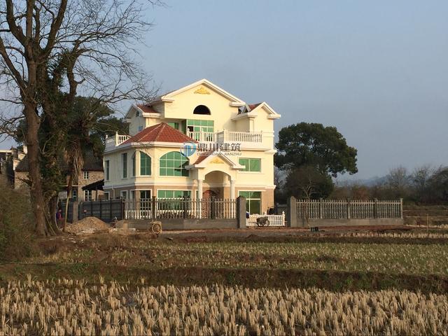 這三層優(yōu)雅小別墅一眼就愛上了，這造型建出來就成了村里一道風(fēng)景