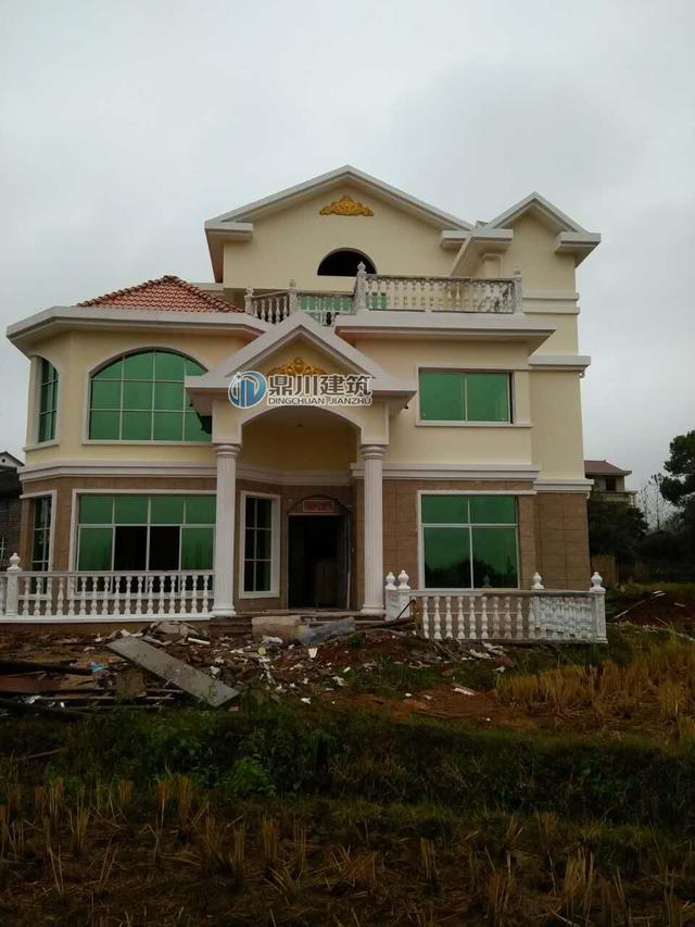 這三層優(yōu)雅小別墅一眼就愛上了，這造型建出來就成了村里一道風(fēng)景