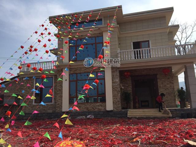 這三層小別墅讓小孩看了都走不動(dòng)路，里面裝個(gè)壁掛爐，歐美范十足