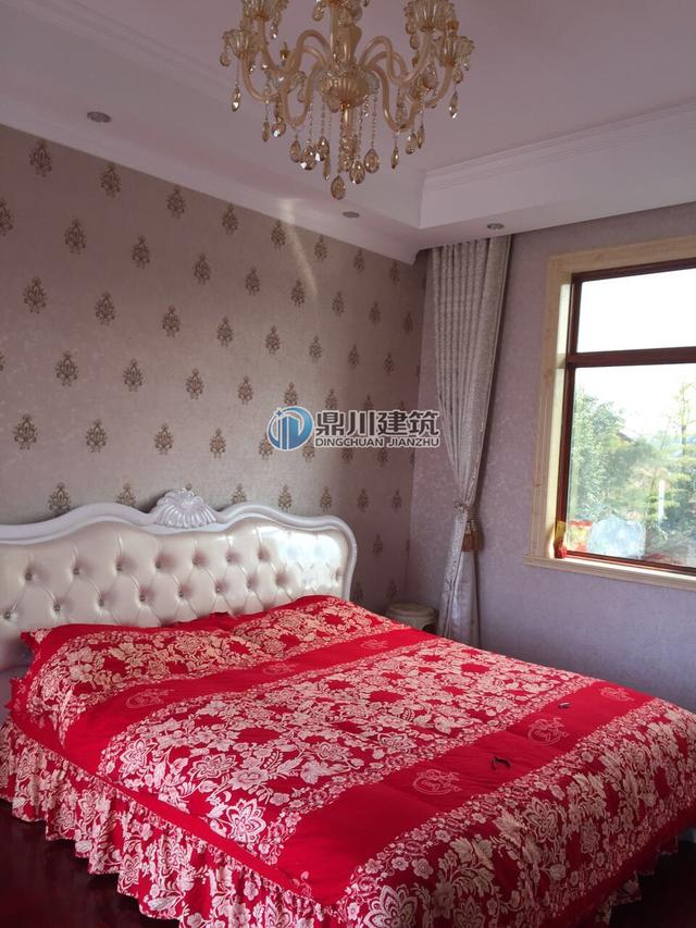 這三層小別墅讓小孩看了都走不動(dòng)路，里面裝個(gè)壁掛爐，歐美范十足