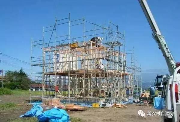 實(shí)拍日本人建房過(guò)程，不用一磚一瓦能抗8級(jí)地震