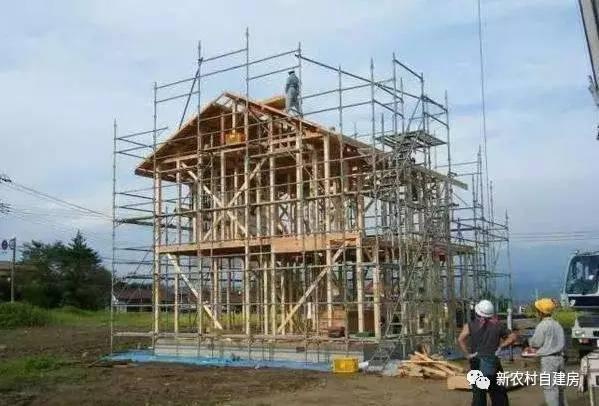 實(shí)拍日本人建房過(guò)程，不用一磚一瓦能抗8級(jí)地震