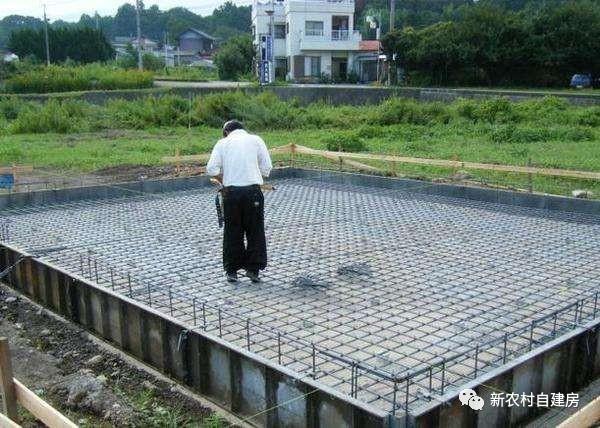 實(shí)拍日本人建房過(guò)程，不用一磚一瓦能抗8級(jí)地震