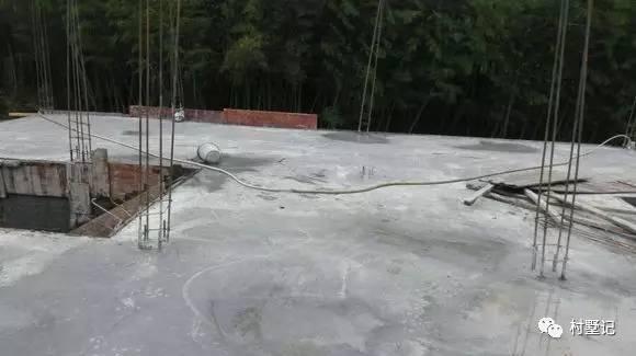 二層農(nóng)村自建別墅氣派十足，甩村里其他自建房一條街