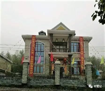 二層農(nóng)村自建別墅氣派十足，甩村里其他自建房一條街