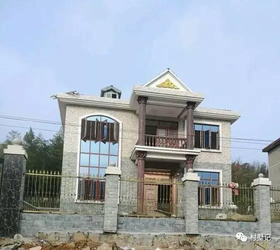 二層農(nóng)村自建別墅氣派十足，甩村里其他自建房一條街