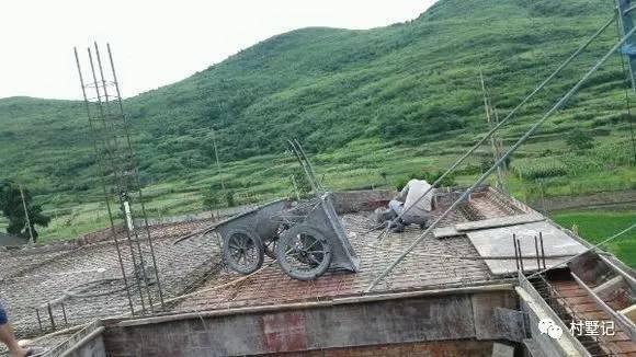 二層農(nóng)村自建別墅氣派十足，甩村里其他自建房一條街