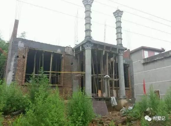 二層農(nóng)村自建別墅氣派十足，甩村里其他自建房一條街