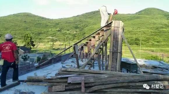 二層農(nóng)村自建別墅氣派十足，甩村里其他自建房一條街