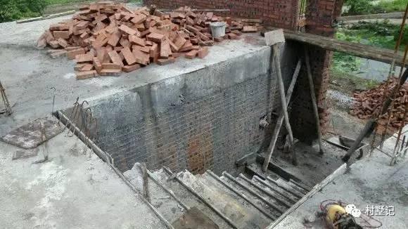 二層農(nóng)村自建別墅氣派十足，甩村里其他自建房一條街