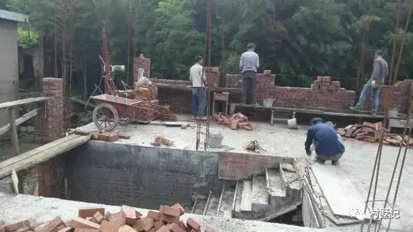 二層農(nóng)村自建別墅氣派十足，甩村里其他自建房一條街