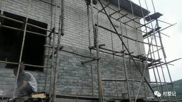 二層農(nóng)村自建別墅氣派十足，甩村里其他自建房一條街