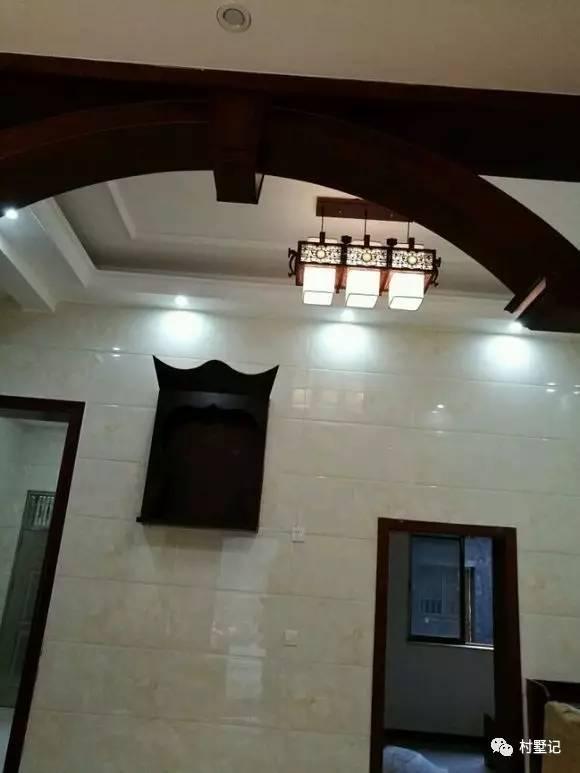 二層農(nóng)村自建別墅氣派十足，甩村里其他自建房一條街