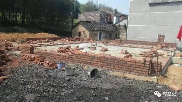 二層農(nóng)村自建別墅氣派十足，甩村里其他自建房一條街