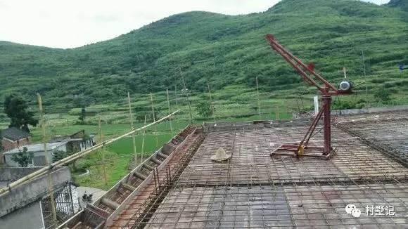 二層農(nóng)村自建別墅氣派十足，甩村里其他自建房一條街