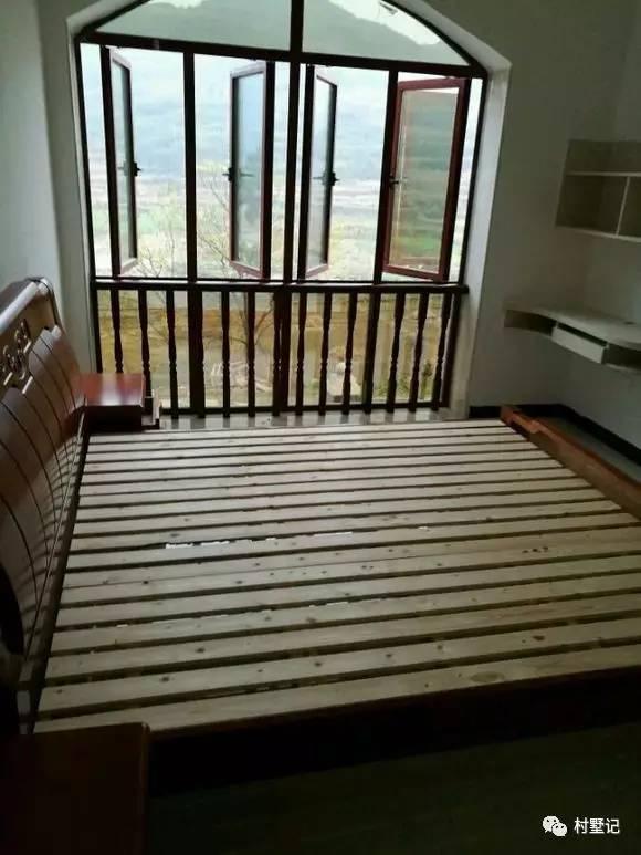 二層農(nóng)村自建別墅氣派十足，甩村里其他自建房一條街