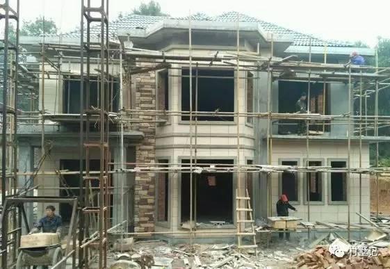 網(wǎng)友直播建房過(guò)程，高顏值農(nóng)村別墅秒殺商品房