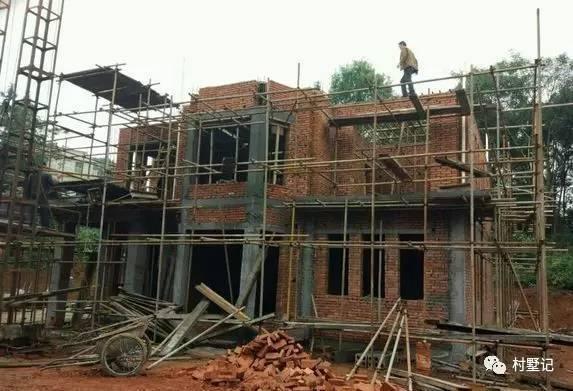 網(wǎng)友直播建房過(guò)程，高顏值農(nóng)村別墅秒殺商品房