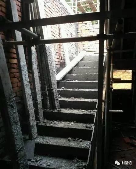 網(wǎng)友直播建房過(guò)程，高顏值農(nóng)村別墅秒殺商品房