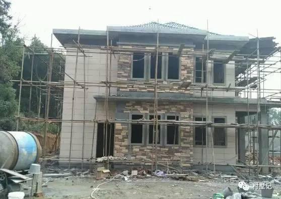 網(wǎng)友直播建房過(guò)程，高顏值農(nóng)村別墅秒殺商品房