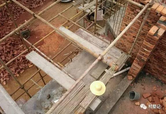 網(wǎng)友直播建房過(guò)程，高顏值農(nóng)村別墅秒殺商品房