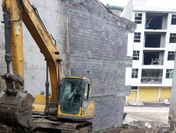 農(nóng)村宅基地兩側(cè)緊挨鄰居，基礎(chǔ)施工咋辦？