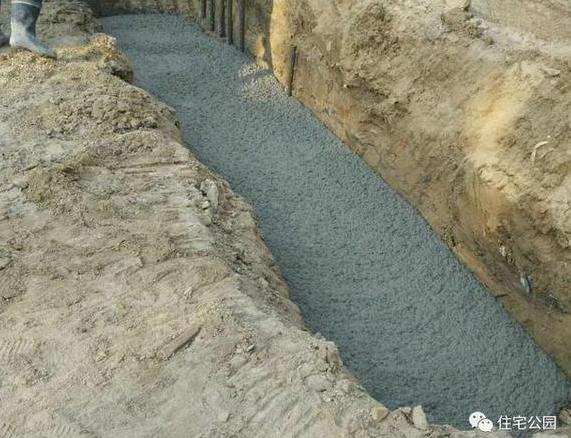 農(nóng)村宅基地兩側(cè)緊挨鄰居，基礎(chǔ)施工咋辦？