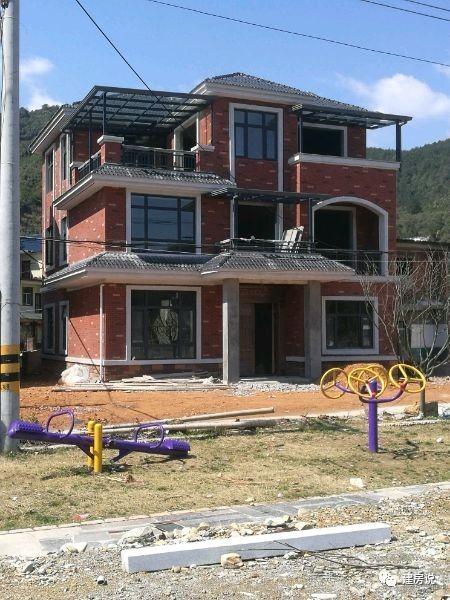 實拍農(nóng)村自建別墅，城里人看完都大跌眼鏡