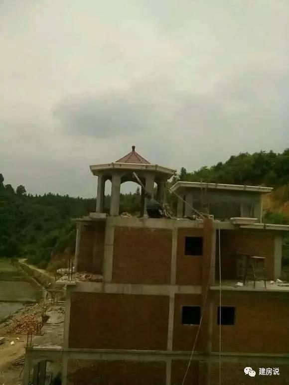 土豪網(wǎng)友建歐式農(nóng)村別墅，施工水平高，漂亮堪比城堡