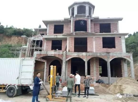 土豪網(wǎng)友建歐式農(nóng)村別墅，施工水平高，漂亮堪比城堡