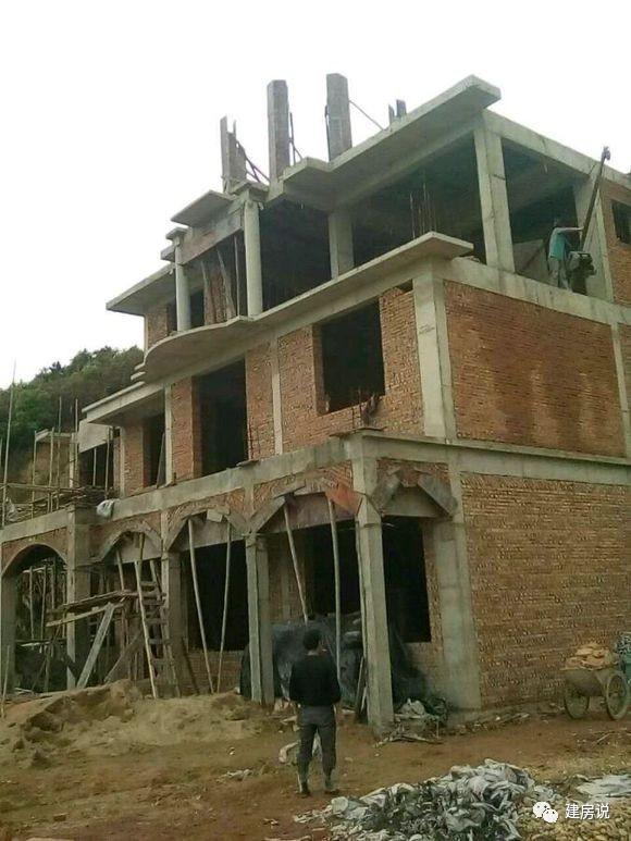 土豪網(wǎng)友建歐式農(nóng)村別墅，施工水平高，漂亮堪比城堡