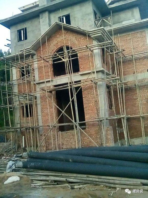 土豪網(wǎng)友建歐式農(nóng)村別墅，施工水平高，漂亮堪比城堡