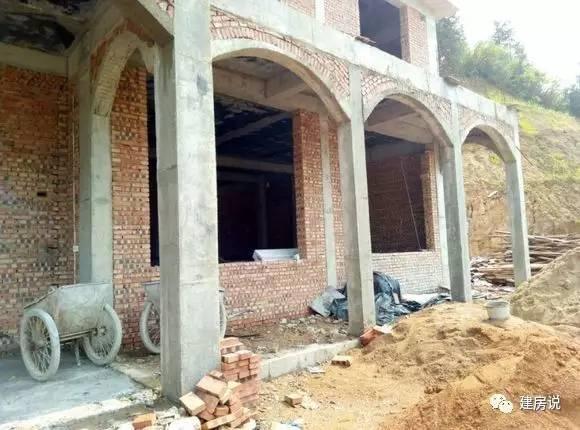 土豪網(wǎng)友建歐式農(nóng)村別墅，施工水平高，漂亮堪比城堡