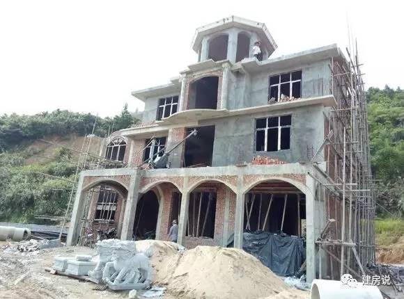 土豪網(wǎng)友建歐式農(nóng)村別墅，施工水平高，漂亮堪比城堡