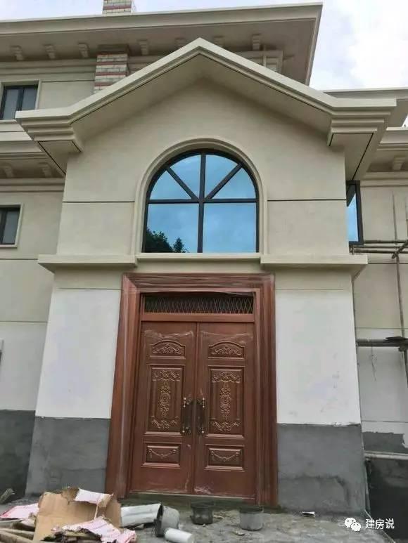 土豪網(wǎng)友建歐式農(nóng)村別墅，施工水平高，漂亮堪比城堡