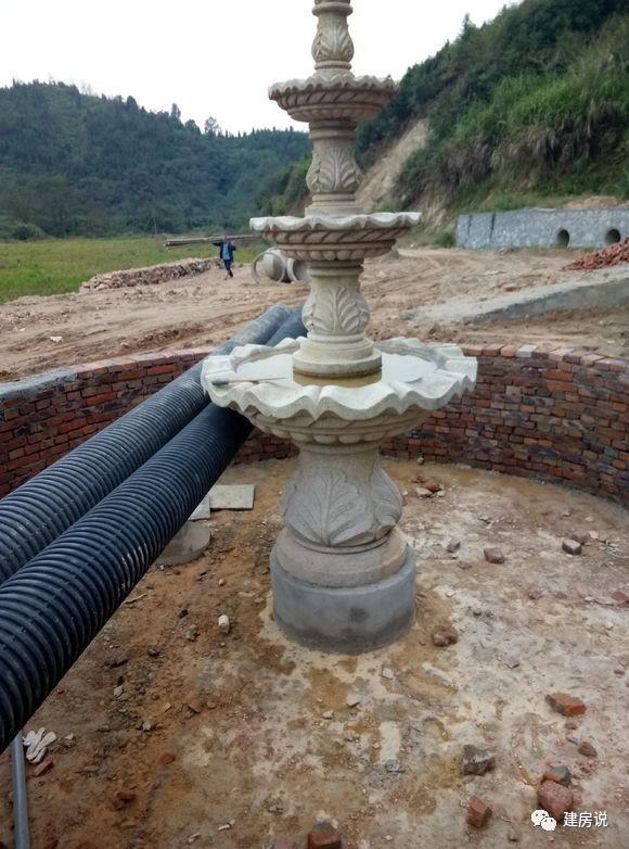 土豪網(wǎng)友建歐式農(nóng)村別墅，施工水平高，漂亮堪比城堡