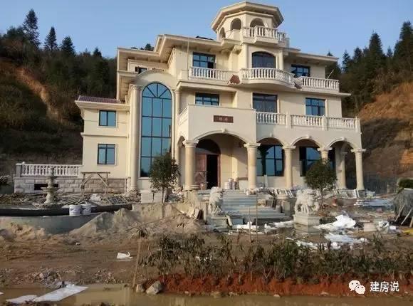 土豪網(wǎng)友建歐式農(nóng)村別墅，施工水平高，漂亮堪比城堡