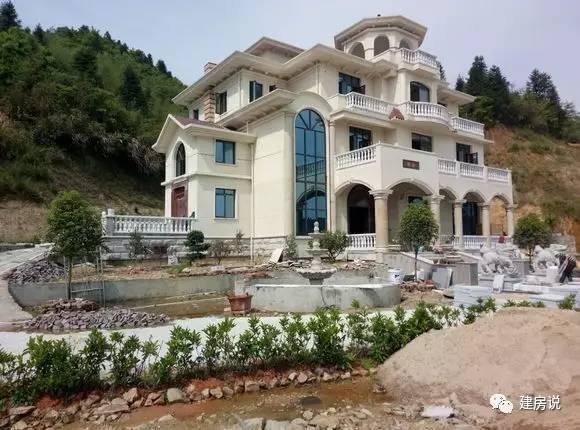 土豪網(wǎng)友建歐式農(nóng)村別墅，施工水平高，漂亮堪比城堡