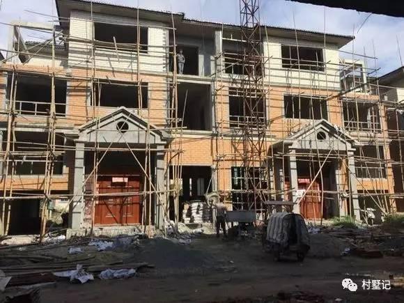 30歲兄弟倆在老家建雙拼別墅，當?shù)卣也坏奖冗@更好的