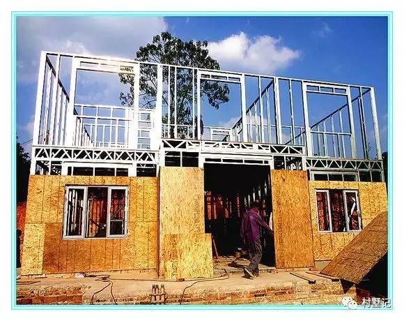 老張回農(nóng)村自己蓋了一棟別墅，花的錢讓城里人都哭了