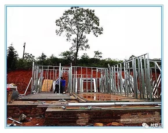 老張回農(nóng)村自己蓋了一棟別墅，花的錢讓城里人都哭了