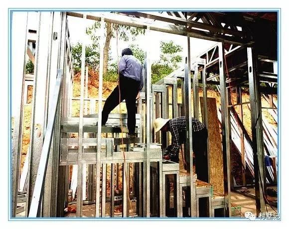 老張回農(nóng)村自己蓋了一棟別墅，花的錢讓城里人都哭了