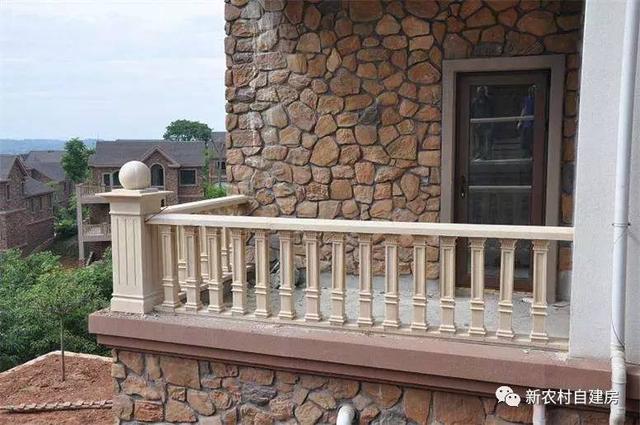 大叔60多歲創(chuàng)業(yè)賣自建房欄桿，3年賺了一棟別墅！