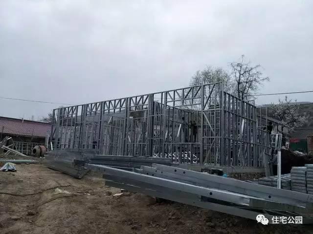 輕鋼別墅到底有什么好, 讓這個(gè)村的老百姓都搶著建? 施工隊(duì)訂單都排到了明年!