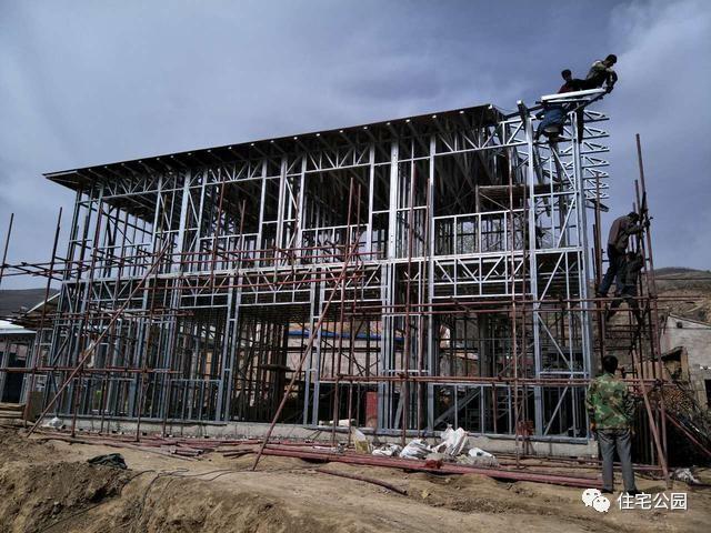 輕鋼別墅到底有什么好, 讓這個(gè)村的老百姓都搶著建? 施工隊(duì)訂單都排到了明年!